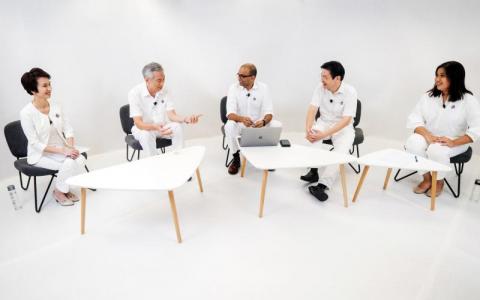 调查发现，有64%选民认为线上群众大会对他们的投票选择发挥了作用。图为今年大选中李显龙总理（左二）与当时的人民行动党候选人刘燕玲（左起）、普杰立、黄循财和新面孔娜蒂雅一起出席线上群众大会。（档案照片）