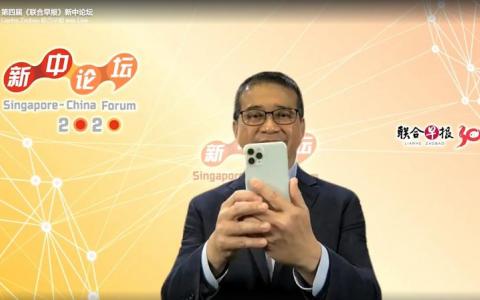 唐振辉昨天在“新中论坛”上用手机扫描QR码,为“奠基人足迹”网络展主持揭幕仪式。(线上论坛截屏)