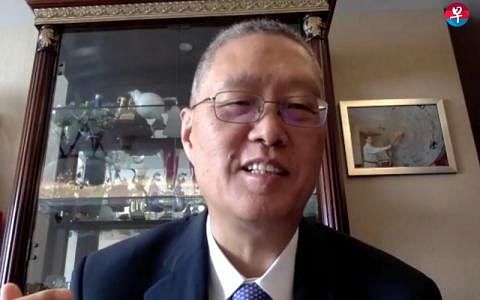 何亚非曾先后担任中国外交部副部长和中国国务院侨务办公室副主任。通商中国主席李奕贤曾担任新加坡贸工部兼国家发展部高级政务部长。他们昨天在第四届“新中论坛”发表主旨演讲。(线上论坛截屏)