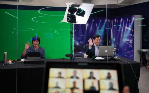 12月4日,交通部长王乙康(右)通过视频与参加第四届“新中论坛”闭门会议的嘉宾展开交流,视频对话由新加坡报业控股华文媒体集团社长李慧玲(左)主持。(林泽锐摄)