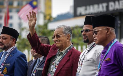 吉打浮罗交怡国席上演五角混战，祖国斗士党候选人马哈迪星期六（11月5日）完成提名后向媒体表示，自己有强大支持，有信心守土。（叶振忠摄）