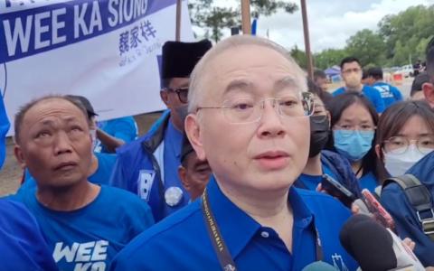 国阵代表马华总会长魏家祥在亚依淡将面临三角战。（周岳翔摄）