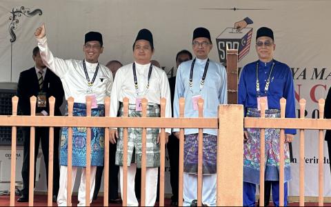 霹雳州打扪国会选区四名候选人，分别是阿末法依沙（左起）、阿都拉欣、安华及阿米鲁丁。（陈雅恩摄）