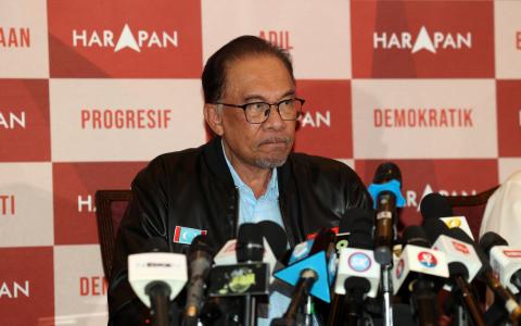 希盟主席安华宣布已经取得超过112名国会议员支持，因此将尽快觐见国家元首寻求御准组织政府。（邝启聪摄）