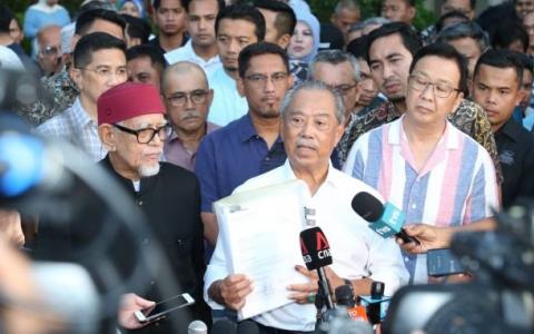 国盟主席慕尤丁（左二）星期二在记者会透露，国家元首苏丹阿都拉希望国盟能与希盟组织联合政府，但他已经拒绝元首的建议。图为伊党主席哈迪阿旺（左一）和民政党主席刘华才（右一）陪同慕尤丁出席记者会。（星洲日报）