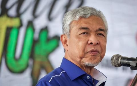 巫统党员和国阵成员党陆续发声，希望阿末扎希辞去党主席。图为阿末扎希11月12日走访选区峇眼拿督。（叶振忠摄）