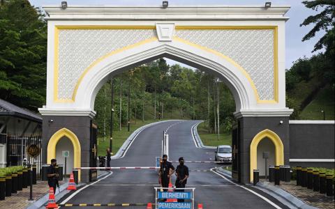 “当今大马”报道，警方随扈已抵达安华位于武吉加星的办公室。安华预计将启程前往国家王宫。（法新社）