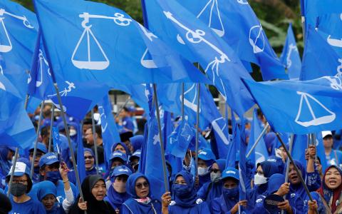 国阵决定不与希盟或国盟组建联合政府，令希盟和国盟都无法取得过半国会议员支持，国家元首因此需要更多时间决定首相人选。照片摄于11月5日，国阵支持者聚集在彭亨州的一个提名站外。（路透社）