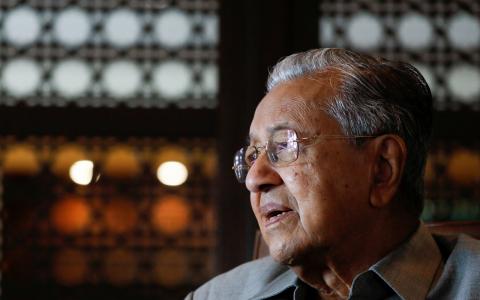 马哈迪在社媒平台贴文说，祖国行动阵线在大选中惨败，他感到非常伤心，但他接受人民的选择，并希望胜选的一方可以成立政府。（路透社）