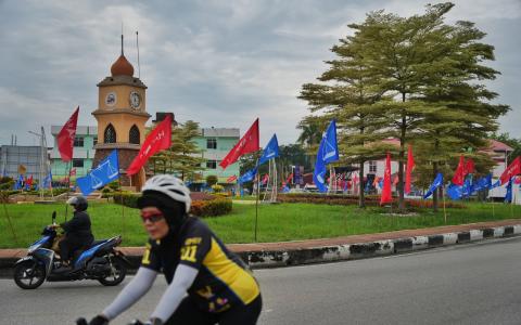 图为马国森州波德申街边布满各阵营的竞选旗帜。（谢智扬摄）
