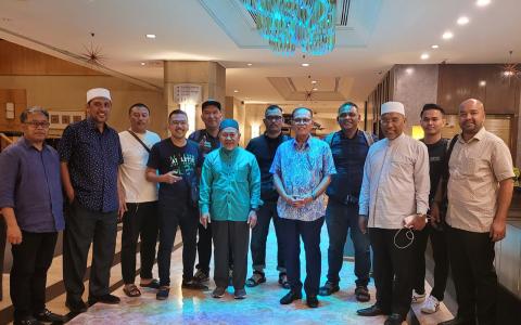 马来西亚国民联盟成员党伊斯兰党的署理主席依布拉欣（左六）23日早上在脸书贴了一张照片，照片显示他和彭亨州巫统主席旺罗斯迪（右五）会面。（取自依布拉欣脸书）