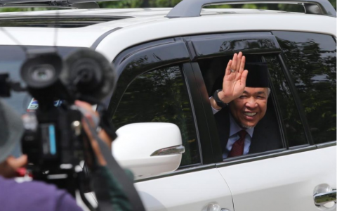 国民阵线兼巫统主席阿末扎希与巫统署理主席莫哈末哈山，星期三上午到国家王宫觐见国家元首约40分钟，于11时25分离开王宫。（取自星洲日报）