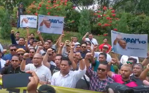 一群自称是“马来回教徒非政府组织联盟”的人，星期三（11月23日）午时前后到国家王宫外高举标语。（星洲日报）