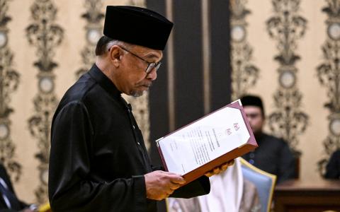 马来西亚首相安华上任后首次发文，承诺会以谦卑和负责任的态度，履行首相职责。图为安华11月24日在国家王宫宣誓就职。（路透社）