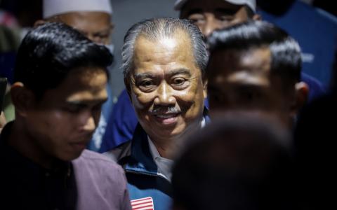 国盟主席慕尤丁坚称获得115名国会议员支持，并挑战安华证明掌握多数支持。图为慕尤丁13日出息国盟霹雳州打们造势活动。（叶振忠摄）