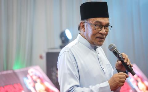 国家元首星期四早上召开马来统治者会议，马国新一任首相预料很快分晓。 安华的妻子旺阿兹莎星期四早上告诉在场记者，安华还在家。（叶振忠摄）