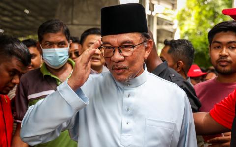 国家元首苏丹阿都拉委任希盟主席安华出任马来西亚第10任首相。（叶振忠摄）