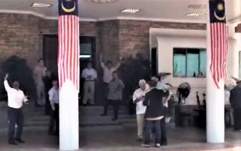 希望联盟主席安华的办事处，在星期四（11月24日）下午12时20分左右传出欢呼声。（星洲日报）