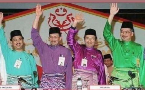 纳吉在脸书发布一张“做过首相的请举手”的照片，引起网民热议。左起：慕尤丁、安华、马哈迪和纳吉。（取自纳吉脸书）