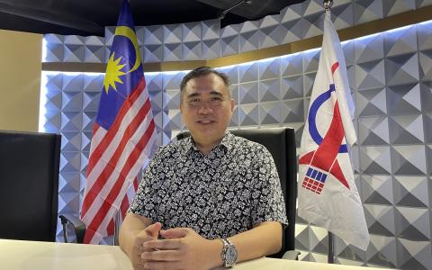 马来西亚民主行动党秘书长陆兆福星期四公布，他早上前往砂拉越州总理巴丁宜阿邦佐哈里的住家，就民行党领袖早前可能冒犯到砂州政府和人民的言论，代表民行党公开道歉。（萧郡瑜摄）