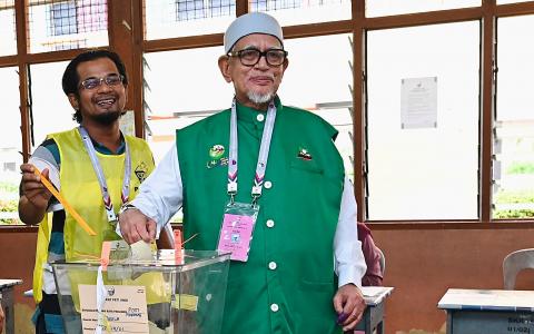 伊斯兰党主席哈迪阿旺（右）发推文，呼吁支持者保持冷静，并称国盟正在努力中，“我们还在前头”。（法新社）