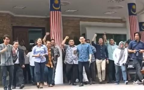 希望联盟主席安华确定为新一任马来西亚首相后，安华的支持者兴奋不已，并高喊“烈火莫熄”（改革）。（中国报）