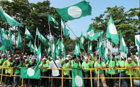 马来西亚伊斯兰党恭贺希望联盟主席安华成为第10任首相。（林国明摄）