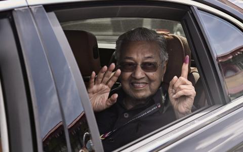 马哈迪25日向希望联盟兼人民公正党主席安华当选第10任首相，表示祝贺。（路透社）