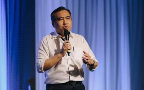 在星期四晚召开紧急中委会会议后，民行党秘书长陆兆福离开时仅说，只是民行党中委的例常会议，没有针对任何课题进行磋商。（取自陆兆福脸书）