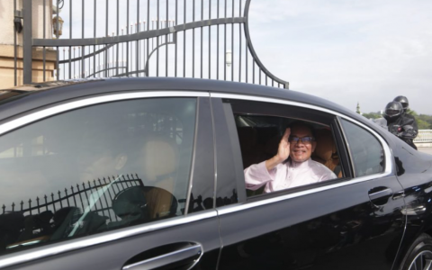 马来西亚新首相安华今天上午9时53分抵达布城首相署，正式走马上任。（取自星洲日报）