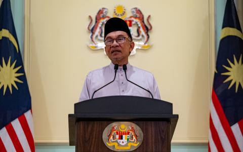 马来西亚社会民主和谐党主席彼得安东尼与另外两名无党籍国会议员宣布支持首相安华，安华确定在国会掌握三分之二多数优势。（马国首相办公室）