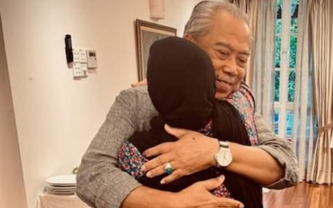 慕尤丁在脸书贴文上称抱着妻子的这一刻，他不只是感到安心，豁然开朗，也感觉这是上天之意。（取自慕尤丁脸书）