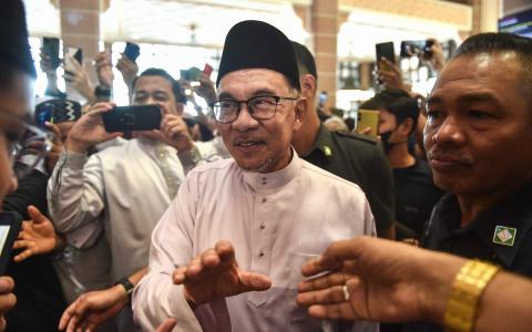 国际透明组织马来西亚分会敦促马来西亚新首相安华兑现竞选宣言，切勿找借口、延迟甚至U转，尤其是那些因为喜来登事件而被耽搁的承诺。（法新社）