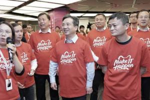 周江勇落马，他与马云的关系成为坊间议论的焦点。图为2019年11月11日深夜周江勇（前排中）赴阿里巴巴总部祝贺双11购物节成交额破纪录，马云（前排右）陪同。（杭州网）