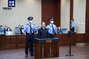 中国司法部原部长傅政华因受贿罪和徇私枉法案一审被判处死缓，缓刑两年期满减为无期徒刑后终身监禁，不得减刑和假释。（央视新闻）