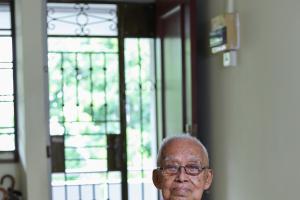 93岁的梁明广是推动新华文学现代主义的健将。（白艳琳摄）