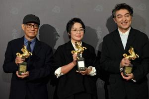 大陆女导演黄骥（中）和日本夫婿大冢龙治（右）联合执导，并与台湾资深剪辑师廖庆松（左）合作，在日本出品的电影《石门》，11月25日拿下台湾金马奖第60届最佳剧情片、最佳剪辑两项大奖。（法新社）
