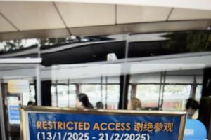 国立大学近日在校园里竖起数个告示牌，提醒师生和访客，国大将在农历新年前后，即本月13日至下个月21日，在大学城和肯特岗校园实行管控措施。（互联网）