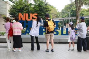 新加坡国立大学在农历新年前后谢绝旅客自由进入校园参观，得由受过特别训练的学生大使与导览员带着才可入内；学生导览员的需求因此大增，导览酬劳可达每小时150元。（档案照片）