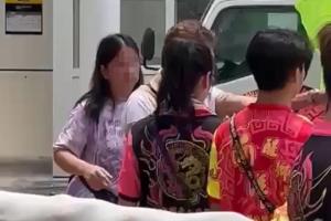 阿叔和阿嫂在醒狮团员搬道具时，喊了女团员的名字。（受访者提供）