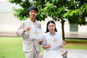 来自新加坡国立大学建筑系的五年级学生黄子涛（左）获得新加坡福建会馆文学奖大专文学奖《联合早报》金奖及散文组次奖，同校中文系的研究生一年级学生廖欣欣则获得现代诗歌组首奖。（蔡家增摄）
