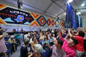 张挂在“七夕乞巧嘉年华”会场的戳针绣作品长60米、宽3米，是逾600人花了一个月创作的。（谢智扬摄）