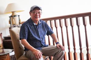 韩劳达平易近人的态度，让《艺述岛国》编导蔡人慧感到自在，毫无拘束感。（陈斌勤摄）