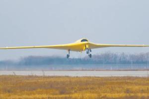 被称为“空中大蝙蝠”的中国国产大型高空高速隐身无人机“彩虹7”，星期一（12月15日）被官宣在西北成功首飞。（航天科技11院）