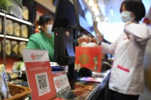 北京王府井大街的一家商店内，可使用数字人民币支付。（新华网）