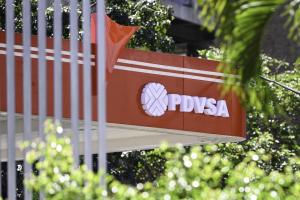美国一名官员星期四（1月22日）称，特朗普政府将允许中国购买委内瑞拉石油，但交易价格不会像委内瑞拉总统马杜罗被美国抓获之前那样不公平地被压低。这是1月8日在委内瑞拉首都加拉加斯拍摄的委内瑞拉石油公司标志。（新华社）