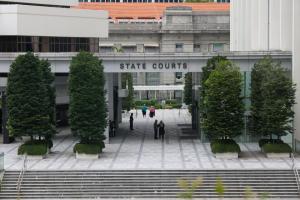 三名被告星期四在庭上认罪后，各自被判入狱。（档案照片）