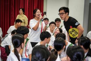 早报校园记者余忠达（右一）在武吉班让政府中学举行的《Teen你敢敢说2》首集放映会上，带领同学们讨论人工智能的便利与风险。（曾坤顺摄）