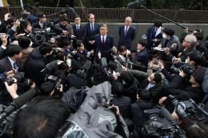 世界和平统一家庭联合会代表律师福本（上右二）星期三在日本高庭外接受媒体采访。（法新社）