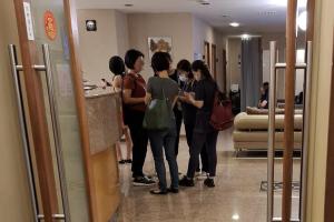 星期五（3月6日）下午，多名顾客上门讨要说法。（受访者提供）